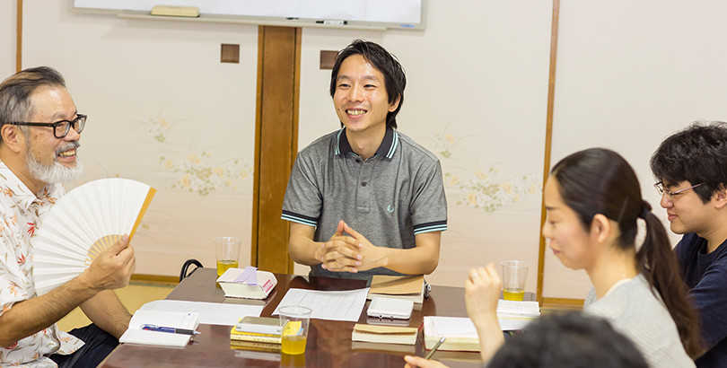 主催者・参加者全員でお互いの俳句を批評