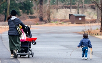 高柳先生は公園を散歩する親子に注目。なんと、子どもの持つ「なわとび」も冬の季語なんですって！