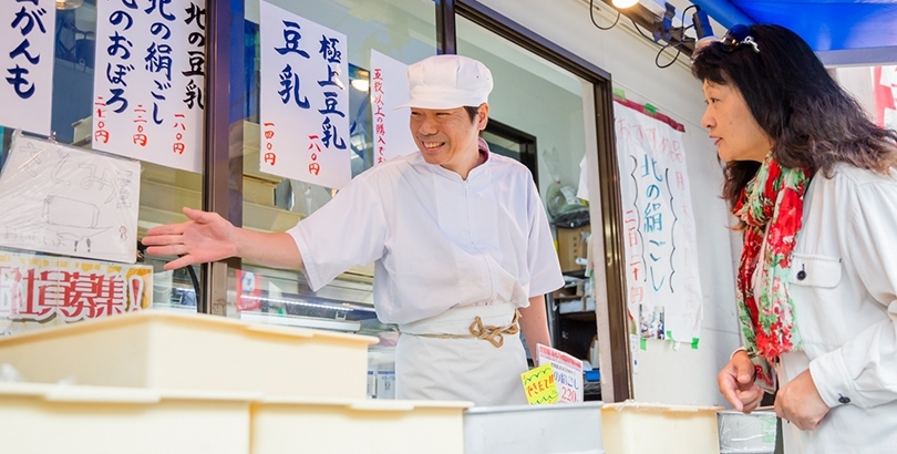 店頭のポスターは近所の子どもの手描きだそう。そんなことも話題のきっかけに。