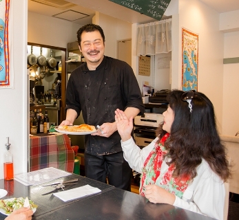 一番会話をしやすいのは、オーダーやサーブのとき。料理のことだけでなく、天気のことや地域のことなど、気軽に話をしてみましょう。